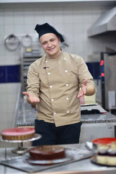 Szef kuchni przygotowuje pustynia ciasta — Zdjęcie stockowe