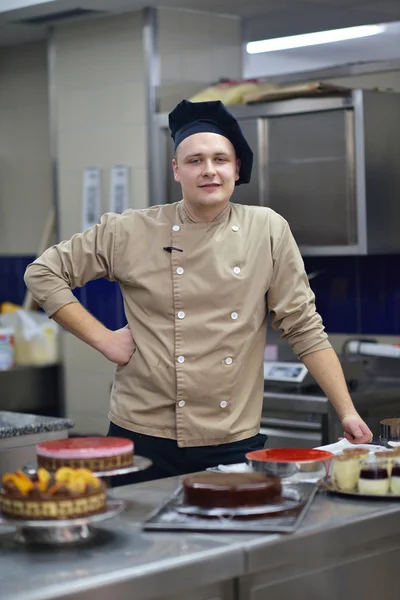 Chef préparant des gâteaux du désert — Photo