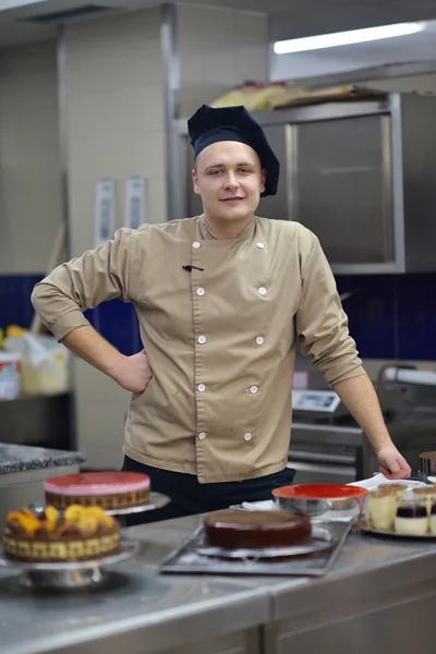 Chef Préparant Des Gâteaux Désert Dans Cuisine — Photo