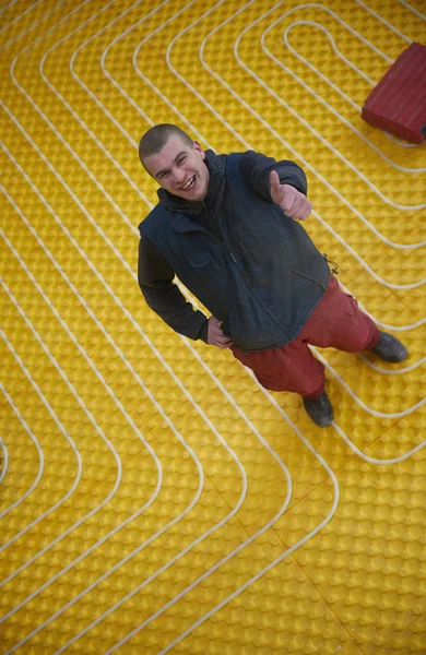 Trabajador instalación de sistema de calefacción por suelo radiante —  Fotos de Stock