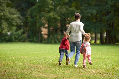 Mutlu aile birlikte Park açık