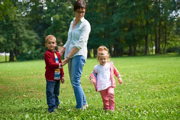 Glückliche Familie zusammen draußen im Park — Stockfoto