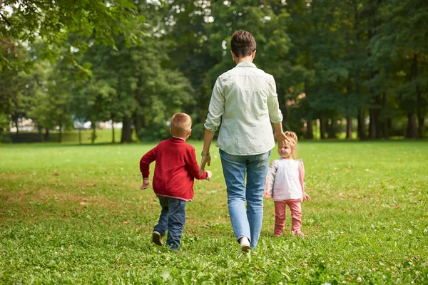 Gelukkige familie samen buiten in park — Stockfoto