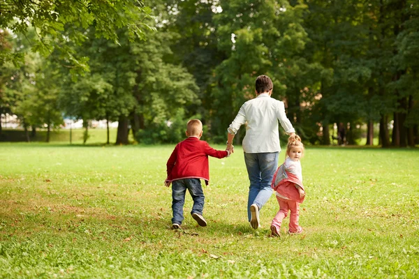 Boldog család együtt szabadtéri parkban — Stock Fotó