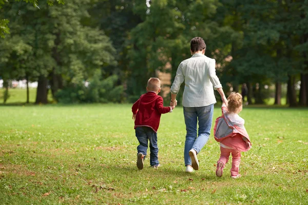 Familia feliz juntos al aire libre en el parque — Foto de Stock