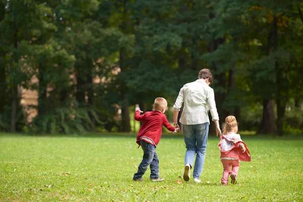 Familia feliz juntos al aire libre en el parque — Foto de Stock