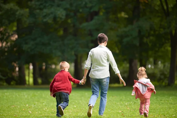 Gelukkige familie samen buiten in park — Stockfoto