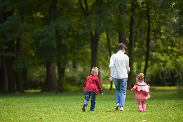 Famiglia felice insieme all'aperto nel parco Immagine Stock