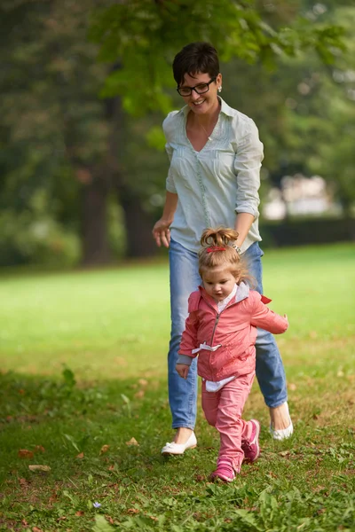 Famiglia felice insieme all'aperto nel parco — Foto Stock