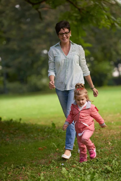 Famiglia felice insieme all'aperto nel parco — Foto Stock