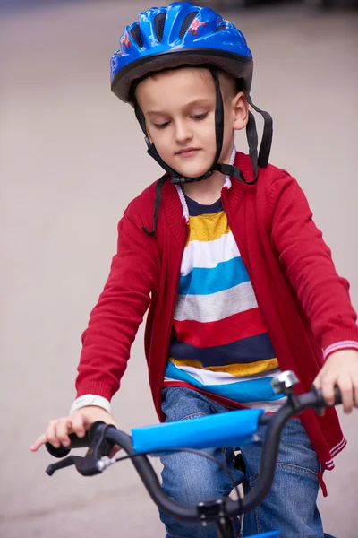 Хлопчик на велосипеді — стокове фото
