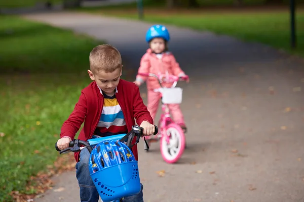 Pojke och flicka med cykel — Stockfoto