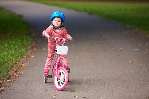 Kleines Mädchen mit Fahrrad — Stockfoto