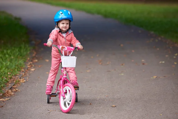Liten flicka med cykel — Stockfoto