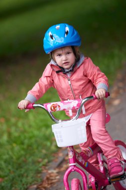 Bisikletli küçük kız