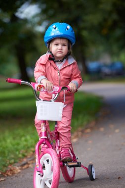 Bisikletli küçük kız