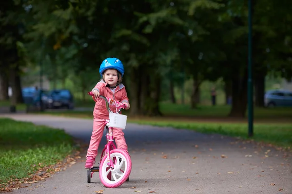 Bambina con bicicletta — Foto Stock