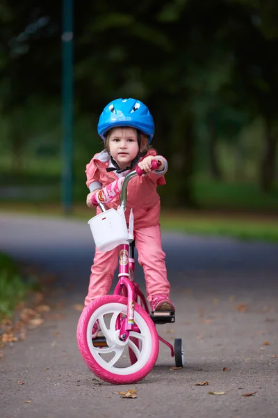 Маленька дівчинка з велосипедом — стокове фото