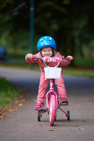 Kleines Mädchen mit Fahrrad — Stockfoto