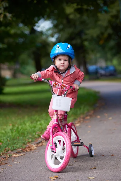 Bambina con bicicletta — Foto Stock