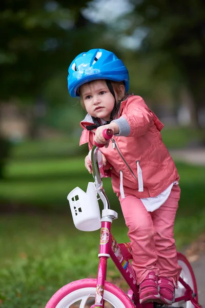 Kleines Mädchen mit Fahrrad — Stockfoto