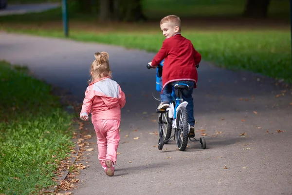 Kinder im Park, Junge und Mädchen — Stockfoto