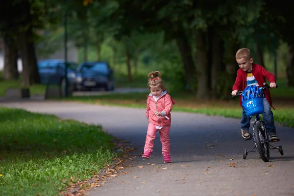 Niños en el parque, niño y niña — Foto de Stock