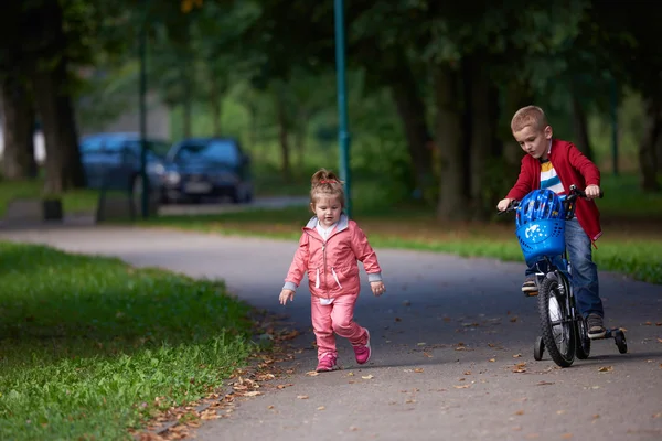 Kinderen in het park, jongen en meisje — Stockfoto