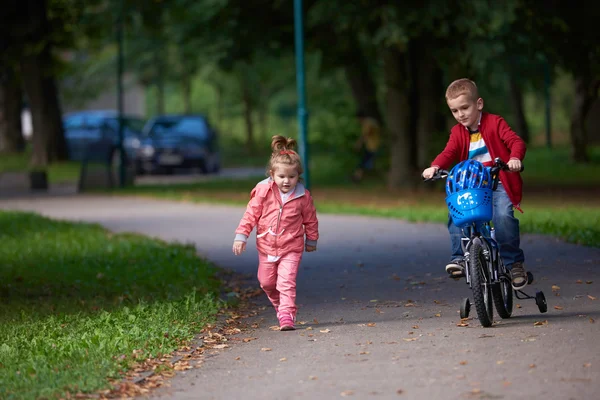 Kinderen in het park, jongen en meisje — Stockfoto