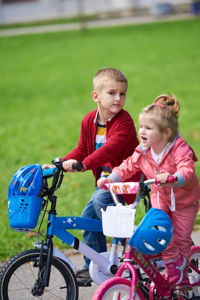 Garçon et fille avec vélo — Photo