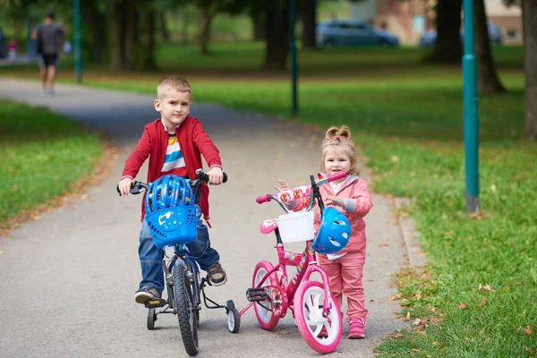 Ragazzo e ragazza con bicicletta — Foto Stock