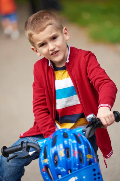 自転車の少年 — ストック写真