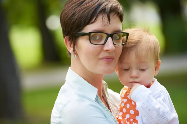 Mamá y el bebé en la naturaleza — Foto de Stock