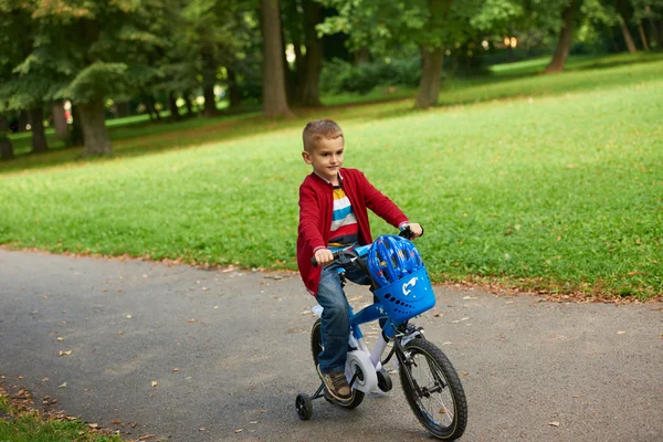 自転車の少年 — ストック写真