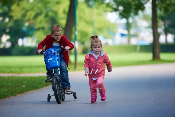 Дети в парке, мальчик и девочка — стоковое фото