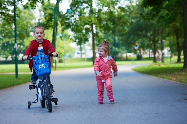 Bambini nel parco, ragazzo e ragazza — Foto Stock