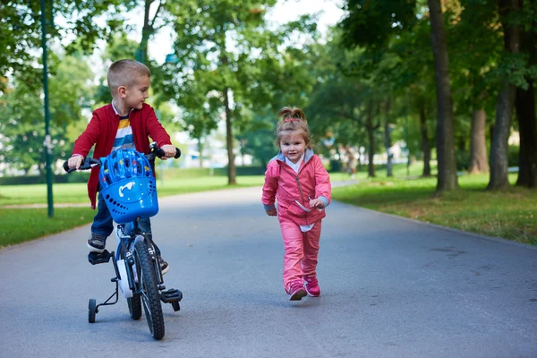 Crianças no parque, menino e menina — Fotografia de Stock