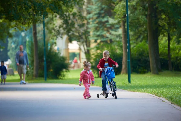 Kinder im Park, Junge und Mädchen — Stockfoto