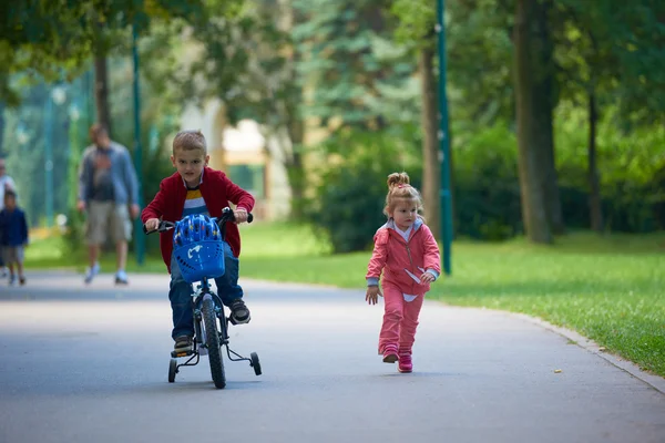 Enfants dans le parc, garçon et fille — Photo