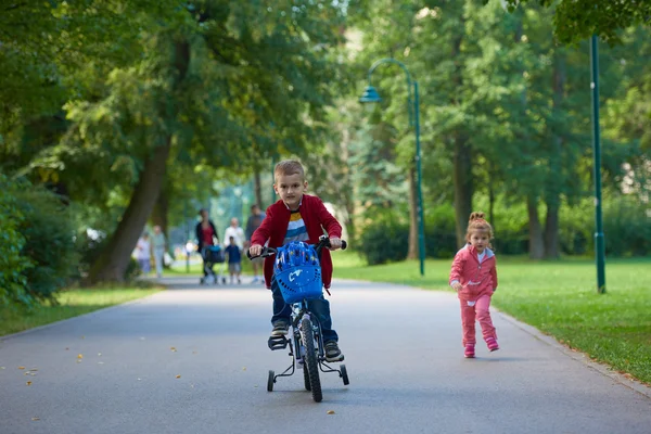 Kinderen in het park, jongen en meisje — Stockfoto