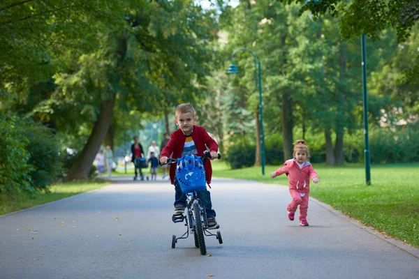 Діти в парку, хлопчик і дівчинка — стокове фото