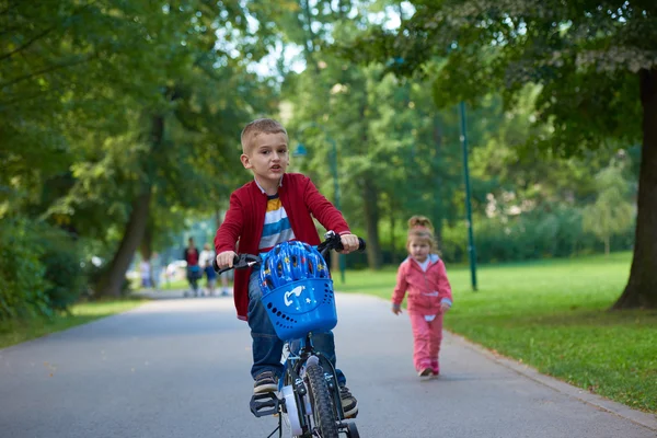 Enfants dans le parc, garçon et fille — Photo