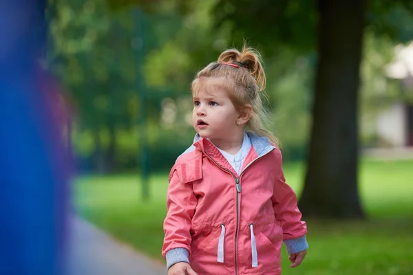 Küçük kızım var eğlence parkı — Stok fotoğraf
