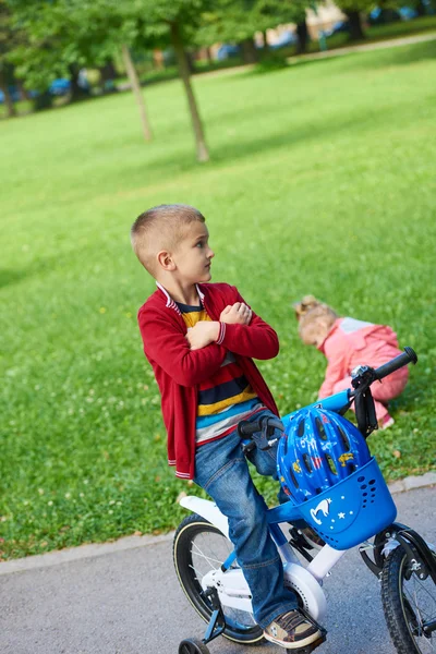 Ragazzo in bicicletta — Foto Stock