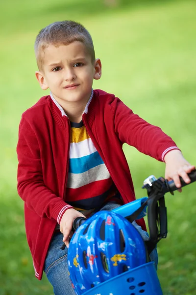 Menino na bicicleta no parque — Fotografia de Stock