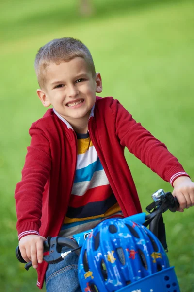 Хлопчик на велосипеді в парку — стокове фото