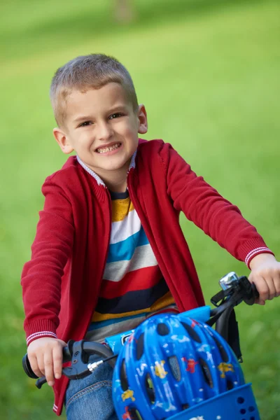 Menino na bicicleta no parque — Fotografia de Stock