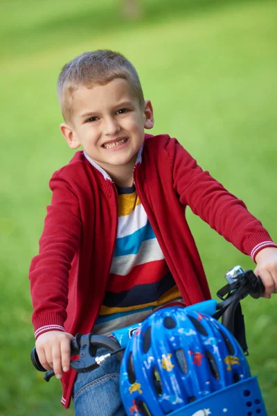 Menino na bicicleta no parque — Fotografia de Stock