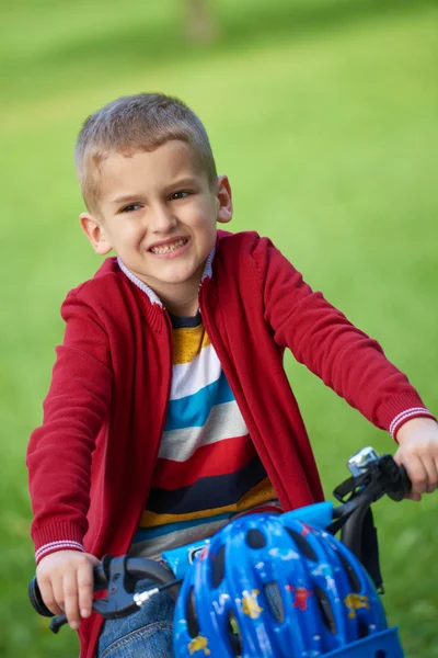 Menino na bicicleta no parque — Fotografia de Stock