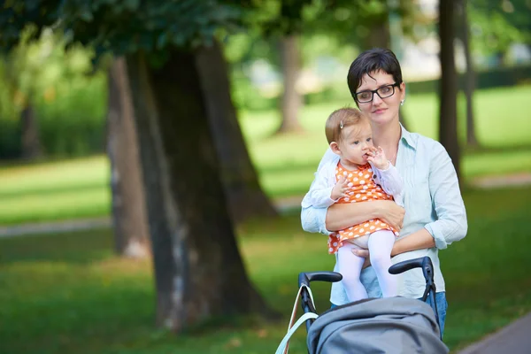 Mamma och baby i naturen — Stockfoto